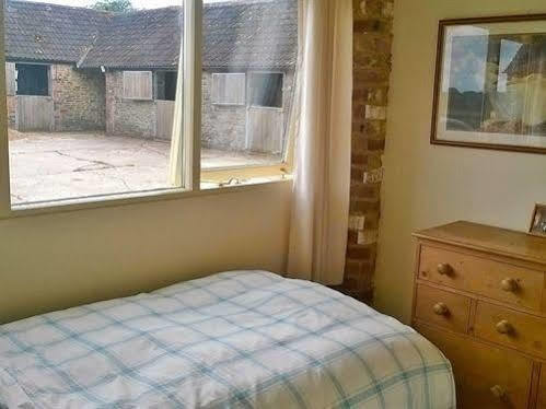 Battens Farm Cottages - B&B And Self-Catering Accommodation Yatton Keynell 外观 照片